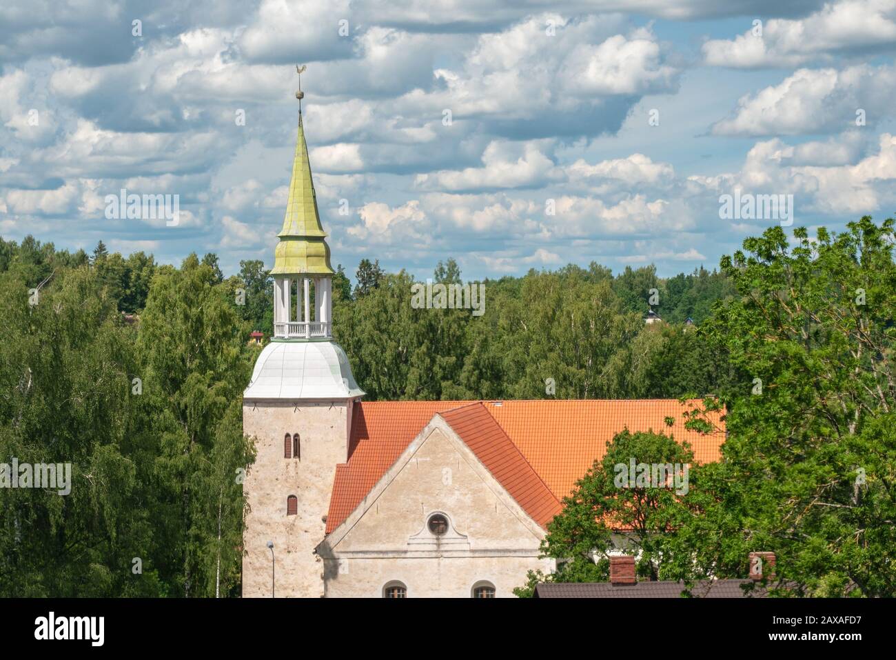 Historische Kirche. Mittelalterlichen Dom Über Treetops. Blick Auf Den Wald. Lutherkirche in Rauna Lettland. Das ursprüngliche Mittelaltergebäude wurde 1262 errichtet. Stockfoto