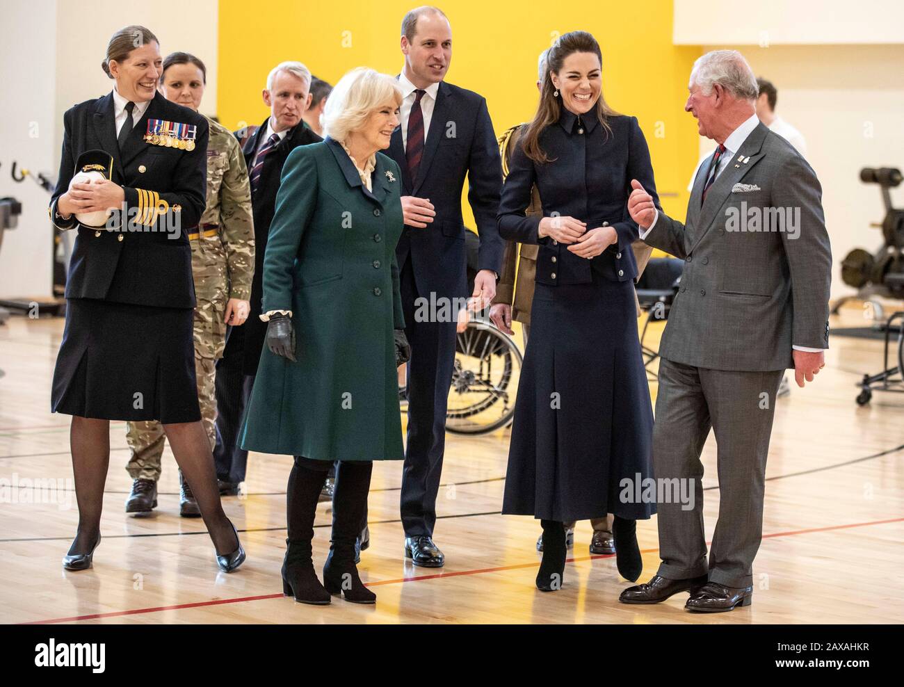 (Mitte links rechts) Die Duchess of Cornwall, der Herzog von Cambridge und Duchess of Cambridge und der Prince of Wales während eines Besuchs im Defence Medical Rehabilitation Center Stanford Hall, Stanford on Soar, Loughborough, Dort trafen sie sich mit Patienten und Mitarbeitern und hatten einen Rundgang durch die Turnhalle und die Prothetikwerkstatt. Stockfoto