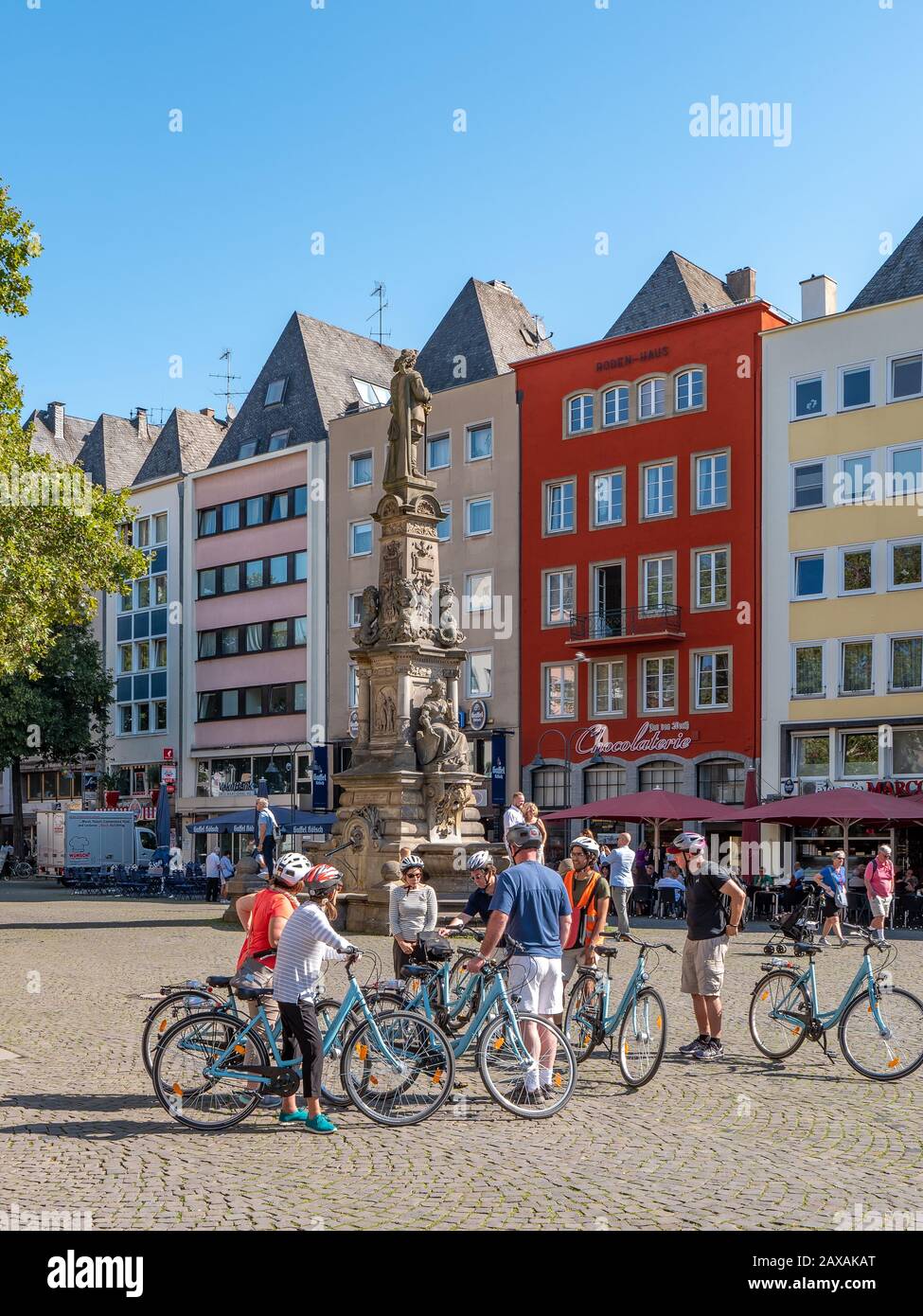 Köln, Deutschland. Etwa Im November 2019. Touristen auf Fahrrädern, die den Brunnen mit einer Statue von Jan von Werth, im Zentrum des Alten Marktes, TH, besichtigen Stockfoto