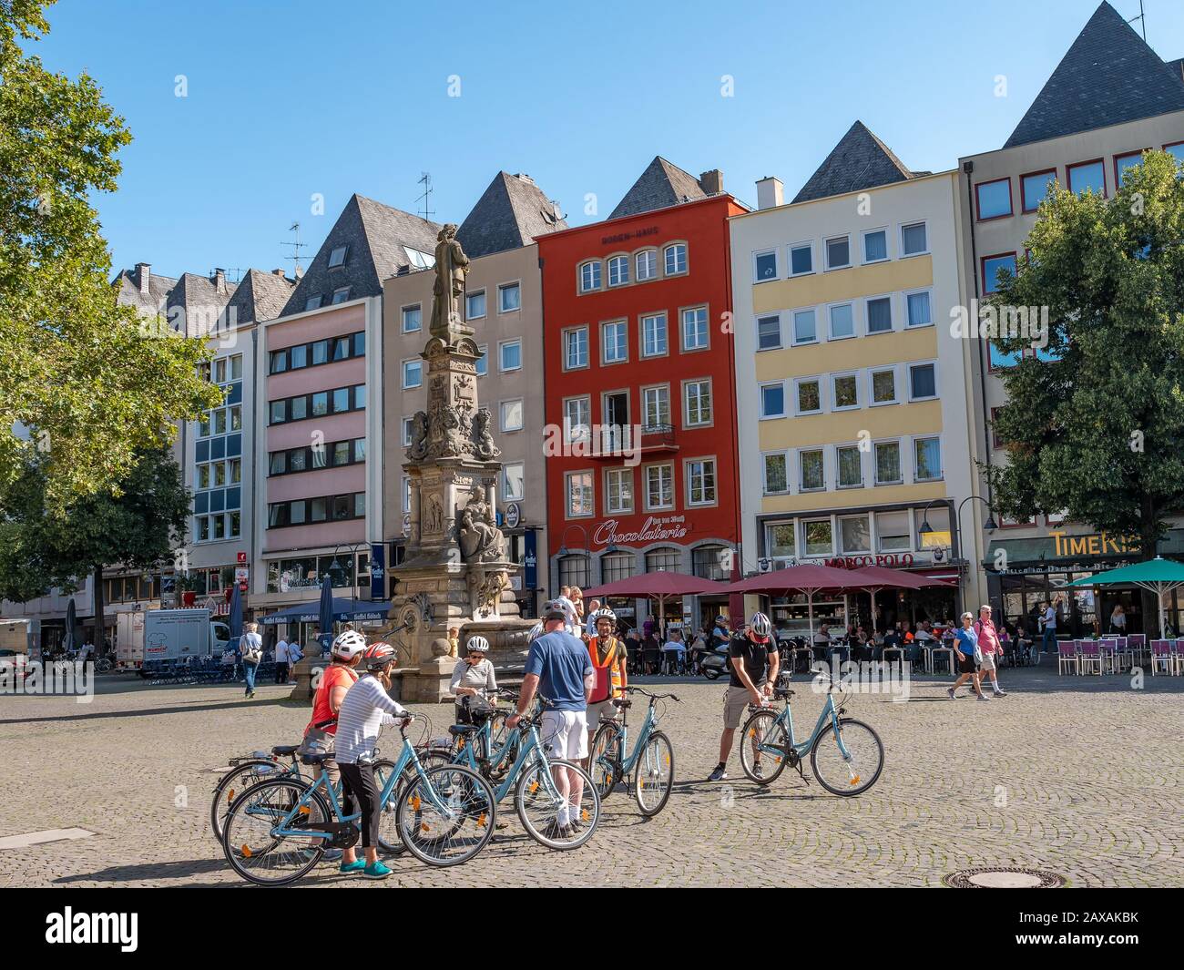Köln, Deutschland. Etwa Im November 2019. Touristen auf Fahrrädern, die den Brunnen mit einer Statue von Jan von Werth, im Zentrum des Alten Marktes, TH, besichtigen Stockfoto