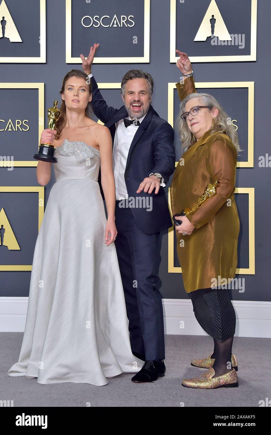 Elena Andreicheva, Mark Ruffalo und Carol Dysinger (bester Dokumentar-Kurzfilm "Learning to Skateboard in a Warzone") im Presseraum der 2020/92 nd Annual Academy Awards im Hollywood & Highland Center. Los Angeles, 9. Februar 2020. Nutzung weltweit Stockfoto