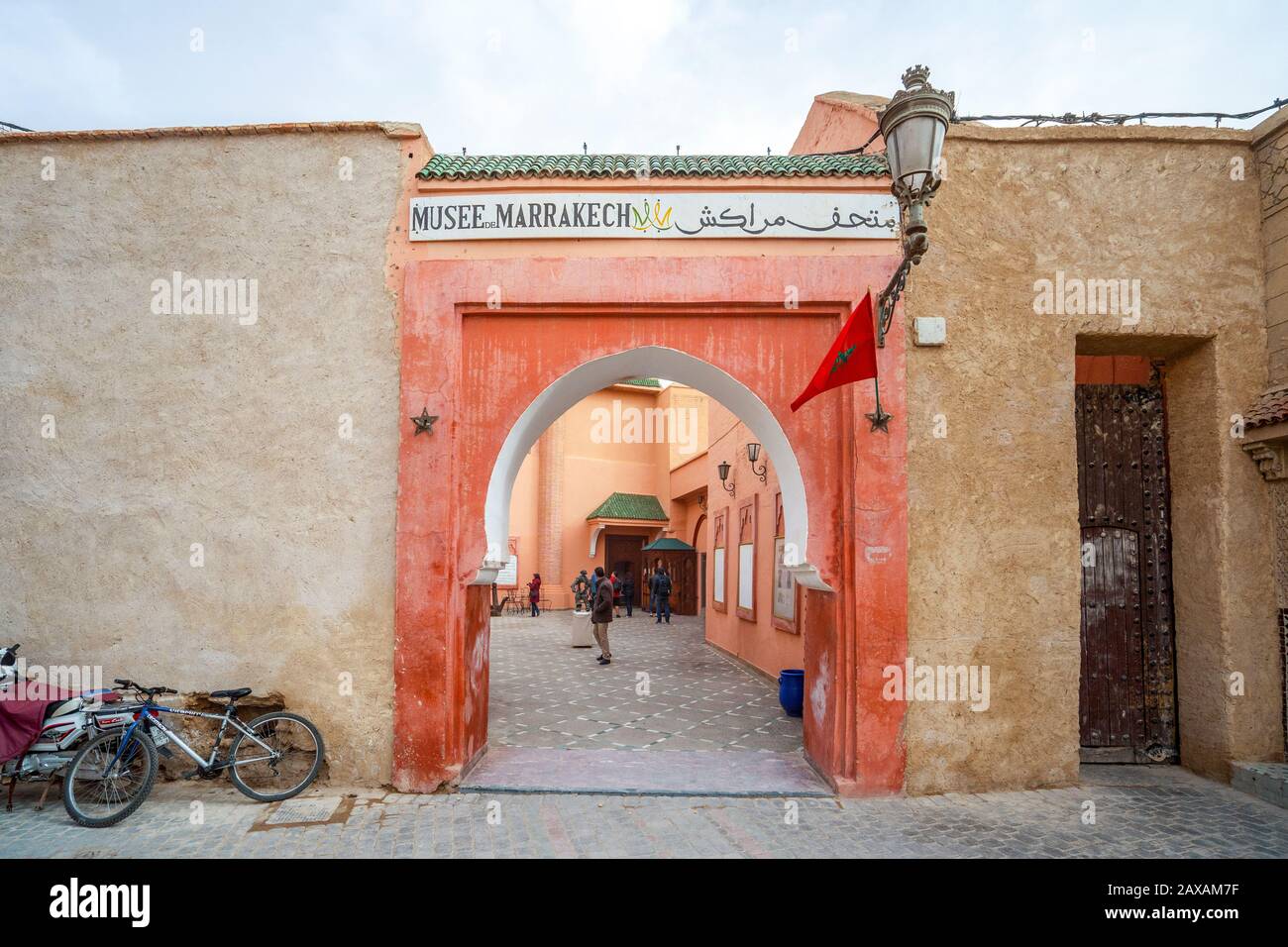 Marrakesch, Marokko - 15. Januar 2020: Haupttor zum Museum von Marrakesch mit Schild in französisch und arabisch, Marokko Stockfoto