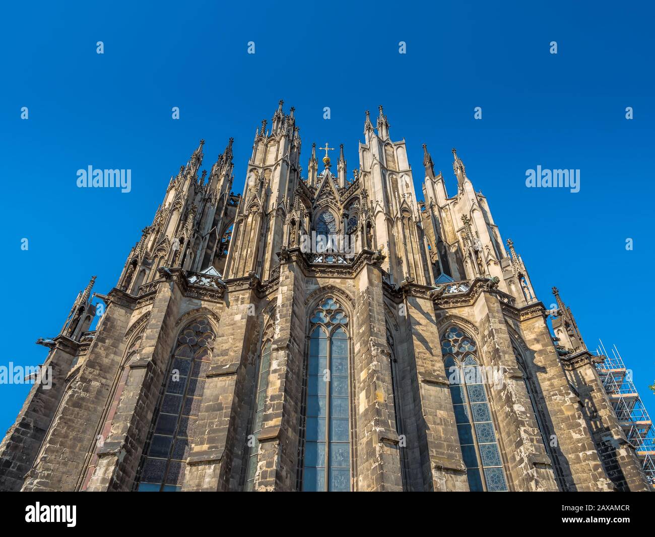 An einem sonnigen Tag steht die Gotische Domkirche Sankt Peter in Köln. Schönes Stadtbild mit Details der Türme, Bögen und Fenster Stockfoto