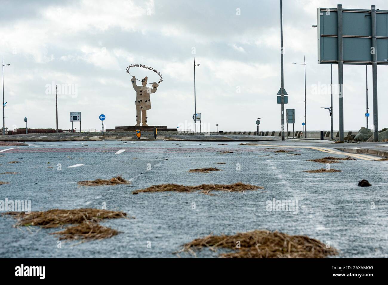 New Brighton, Wirral, Großbritannien. Februar 2020. Die Nachwirkungen von Storm Ciara treffen weiterhin auf New Brighton auf der Halbinsel Wirral. Mit starken Kräftewinden und Überschwemmungen beginnt nun der Aufräumvorgang. Credit: Paul Warburton/Alamy Live News Stockfoto