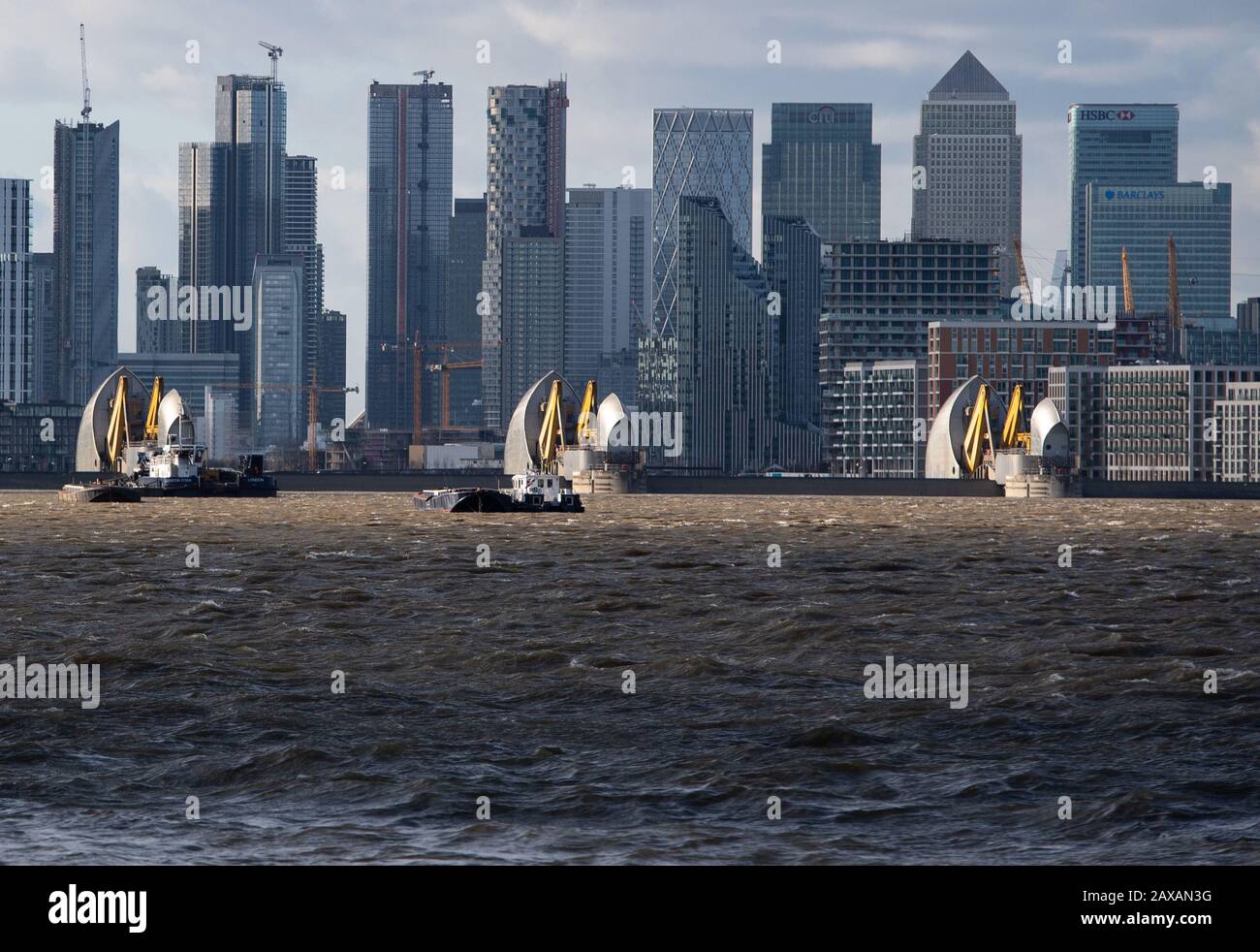 Die Themse-Barriere in Woolwich im Osten Londons wird vor der Flut angehoben. PA Foto. Bilddatum: Dienstag, 11. Februar 2020. Siehe PA STORY-WETTERSTURM. Der Lichtbildkredit sollte lauten: Dominic Lipinski/PA Wire Stockfoto