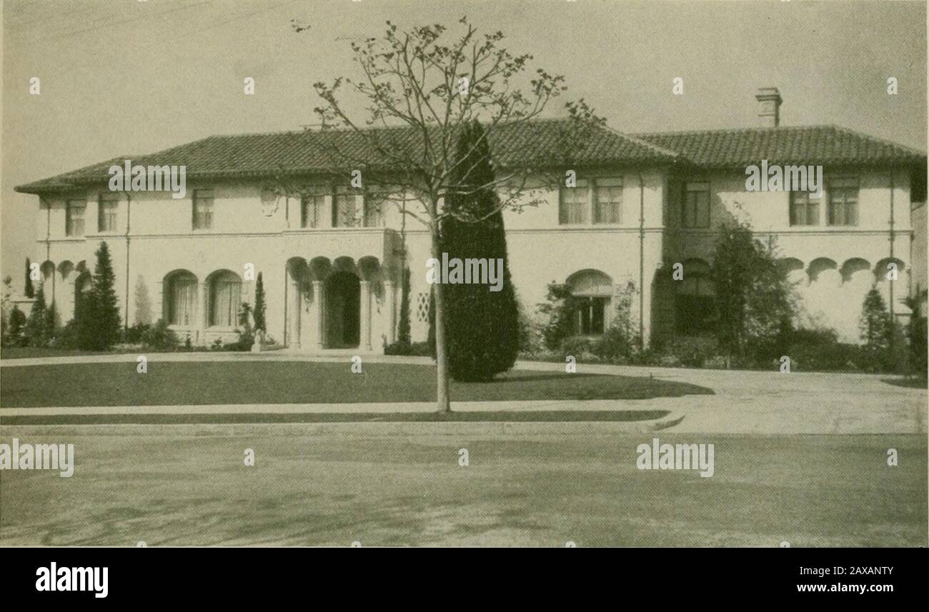 Architekt und Ingenieur . GRUNDSTÜCKSPLAN, RESIDENZ VON A. H. HILLS. PIEDMONT, CALIFORNIASIDNEY B., NOBLE UND ARCHIE T. NEWSOM, ARCHITEKTEN. KEMUtNCt UF A. H. HlLLh, E. sq., PIEDMONT, CALIFORNIASidney B., Noble und Archie T. Newsom, Architects THE A. H. HILLS RESIDENCE PIEDMONT GT. Er Residenz von Mr. Und Mrs. A. H. Hills, Sea View Avenue, Piedmont, isso, gelegen, dass ein kommandierender Schwung der Region Thebay von allen Prin-cipal-Zimmern aus möglich ist. Tatsächlich wurden bei der Planung des Hauses tatsächliche Sichtlinien zu verschiedenen Interessenlagen ermittelt, um die Ansichten von Fenstern zu bestimmen, könnte der Mostadv sein Stockfoto