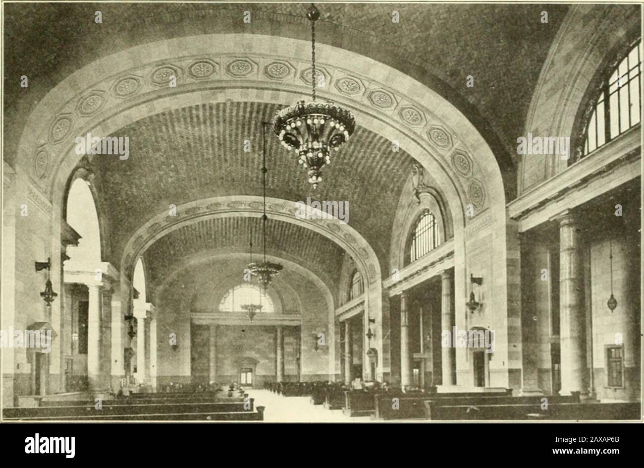 Konstruktion und Vertragswerk. Ofs Bauart.-Der gesamte Bau einer feuerfesten Konstruktion, wobei der Stahlskeletonrahmen mit Stein, Ziegelsteinkotta oder Beton bedeckt ist. Das Fundament ist eines der ersten von itskind, das jemals für ein Gebäude dieser Größenordnung, eine Stahlbetonmatte unter dem gesamten Gebäude, versucht wurde. Das ursprüngliche Design sah Kaissons vor, aber die e.xperi-ence der Detroit River Co. Bei der Errichtung ihrer Tunnel zeigte, dass die blaue Clajir eine Tendenz hatte, unter starkem Druck zu fließen, und die Bohrungen zeigten, dass die durchschnittliche Zersetzung zum Gestein war Stockfoto