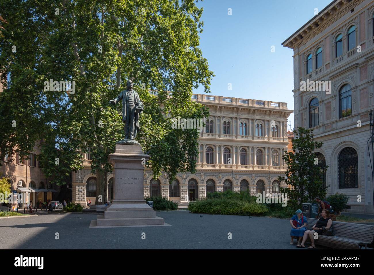 Bologna, Italien - 27. Juni 2019: Statue von Marco Minghetti, Palazzo Cassa di Risparmio und Palazzo De' Toschi Palast Gebäude an der Piazza Minghetti squar Stockfoto