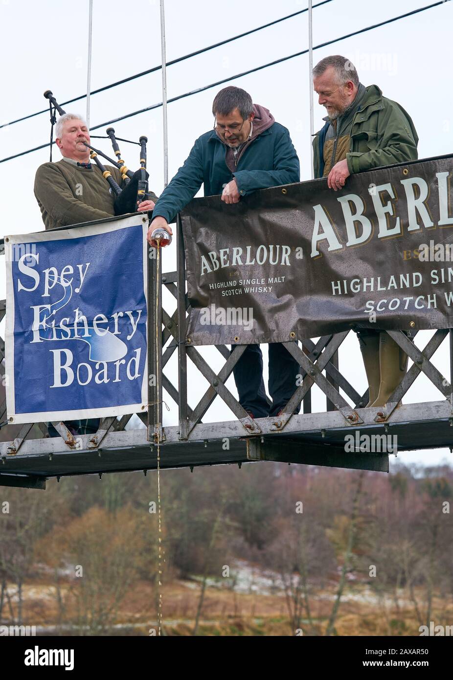 Aberlour, Moray, Großbritannien. Februar 2020. GROSSBRITANNIEN. Dies ist von der offiziellen Eröffnungsfeier und den ersten Abgüssen der Angelsaison des River Spey Lachses. Bildinhalt: - L-R - Allan Smith, Piper, Stuart Martin Gewinner des 1st Salmon Caught in der Saison 2019 und Andrew Flitcroft, Herausgeber des "Trout and Salmon Magazine". Spey an Aberlour Dram Credit: JASPERIMAGE/Alamy Live News Stockfoto