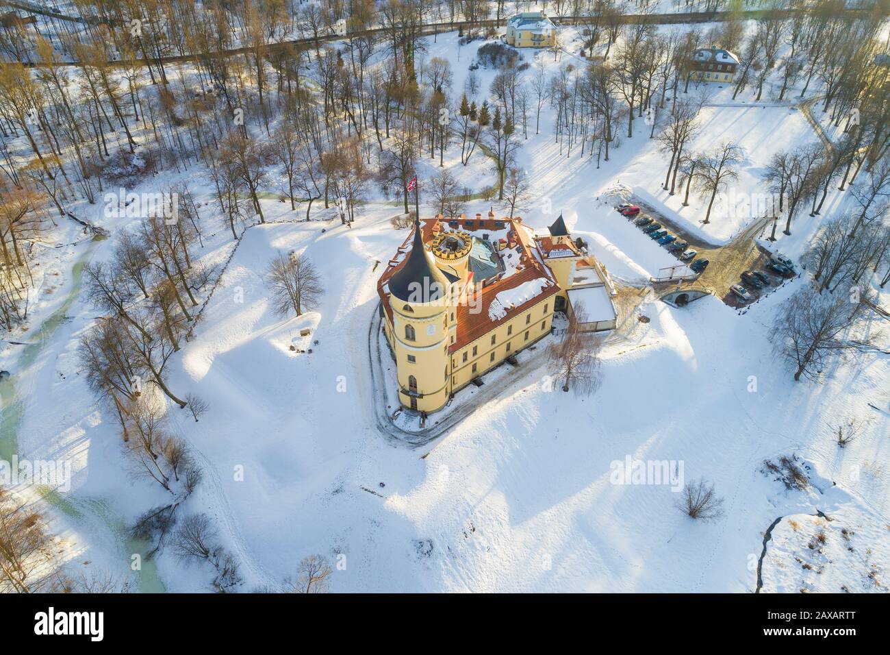 Draufsicht auf das alte Schloss Bip (Mariental) an einem sonnigen Wintertag (Luftaufnahmen). Bezirk von Sankt Petersburg, Russland Stockfoto