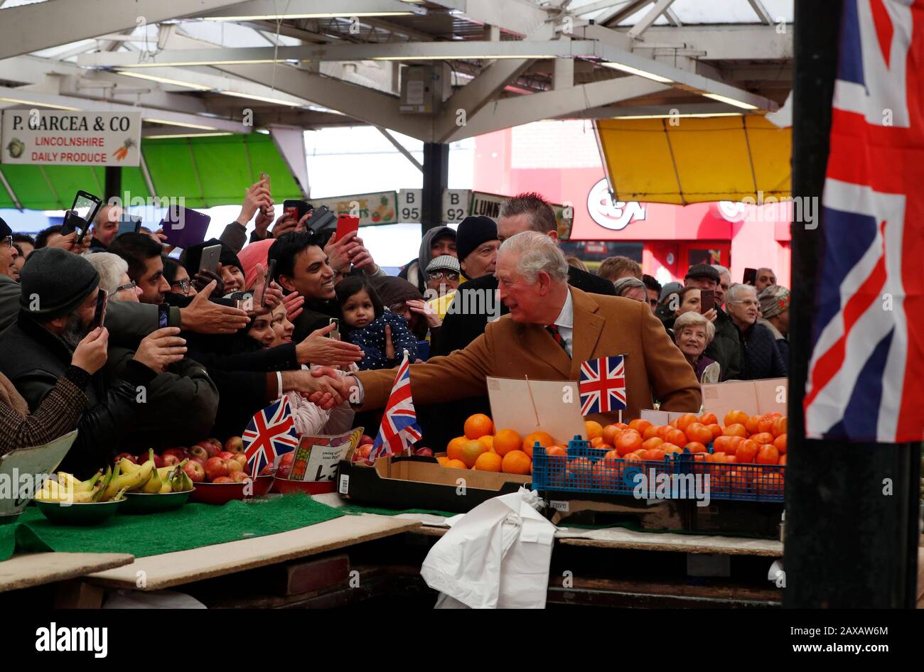 Der Prince of Wales trifft bei einem Besuch auf Dem Leicester Market Käufer in einem Obst- und Veg-Stall. Stockfoto