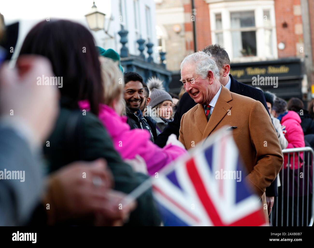 Der Prince of Wales trifft sich vor der Enthüllung einer Gedenkplakette auf dem neuen Marktplatz mit Mitgliedern der Öffentlichkeit am Leicester Market. Stockfoto