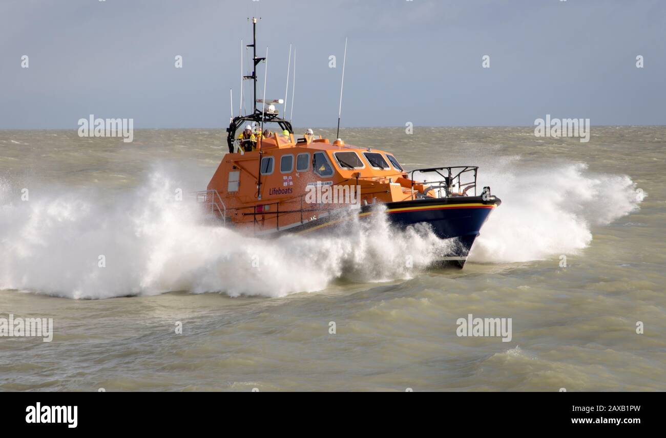 Eastbourne, Großbritannien. Südküste All Weather Rettungsboot treibt durch Wellen, die auf eine Bitte um Hilfe in der Nähe der berühmten Beachy Head Klippen reagieren Stockfoto