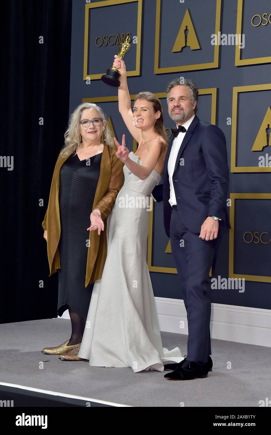 Carol Dysinger, Elena Andreicheva (bester Dokumentar-Kurzfilm "Learning to Skateboard in a Warzone") und Mark Ruffalo im Presseraum der Oscarverleihung 2020 / 92. Annual Academy Awards im Hollywood & Highland Center. Los Angeles, 9. Februar 2020. Nutzung weltweit Stockfoto