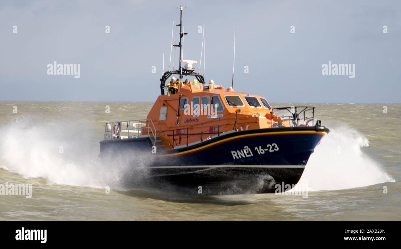 Eastbourne, Großbritannien. Südküste All Weather Rettungsboot treibt durch Wellen, die auf eine Bitte um Hilfe in der Nähe der berühmten Beachy Head Klippen reagieren Stockfoto