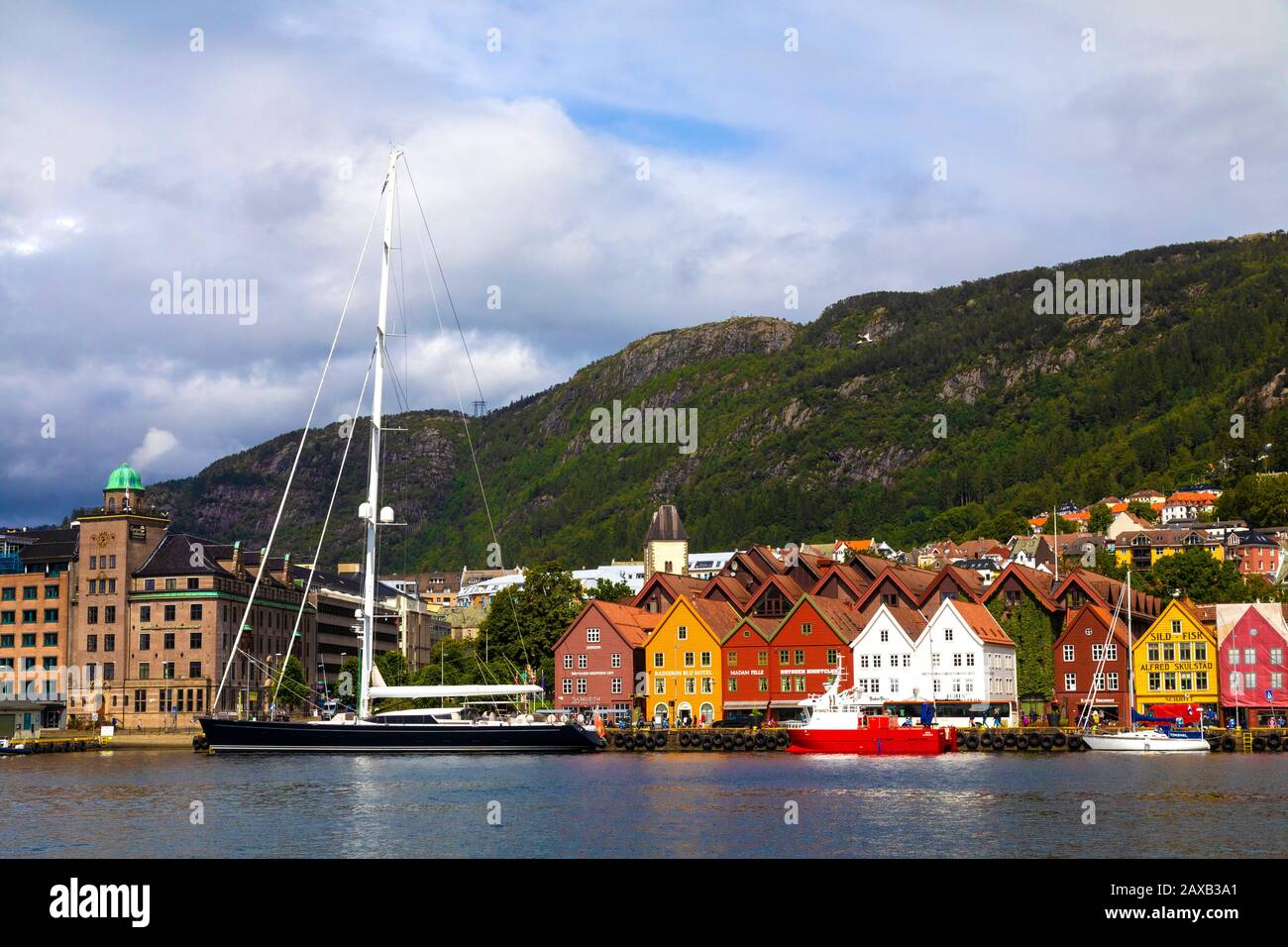 Segel super Yacht Sloop Sea Eagle, Serviceschiff Aida und segelboot Timshel am Bryggen Kai, der UNESCO Hanseaten Teil des Hafen von Bergen, Norwegen. Stockfoto