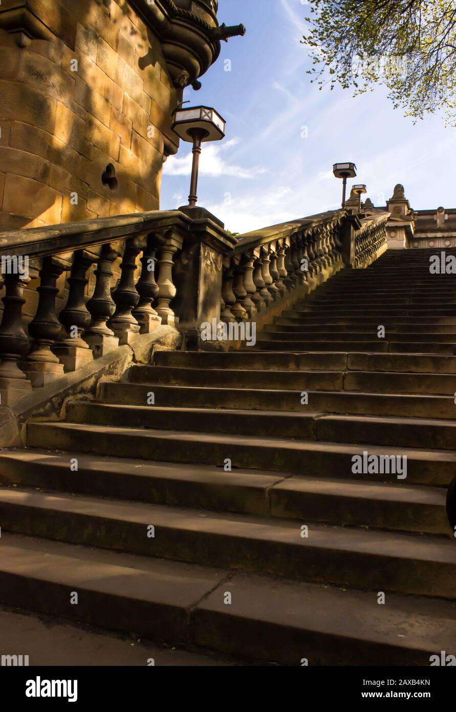 Treppe, die aus dem gefüllten Loch of Princess Street Gardens in Edinburgh führt, bedeckt mit dem angestrahlten Licht und Schatten Stockfoto