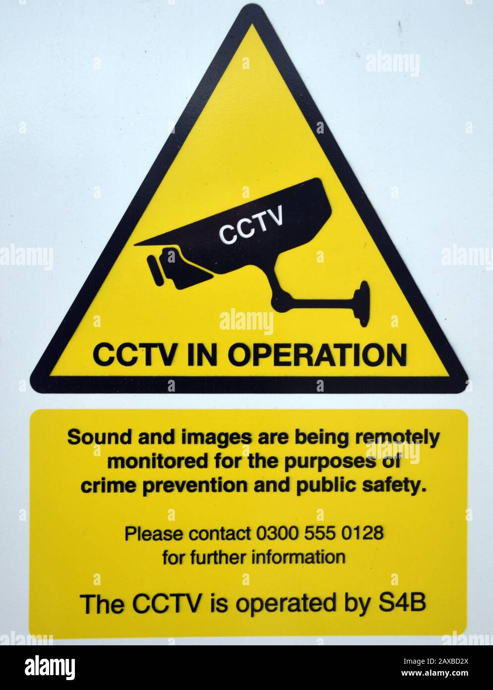 Ein Schild, mit dem die Menschen darüber informiert werden, dass das geschlossene Kreisfernsehen außerhalb eines Parkhauses in Manchester in Deutschland in Betrieb ist, um die Kriminalität abzuschrecken Stockfoto
