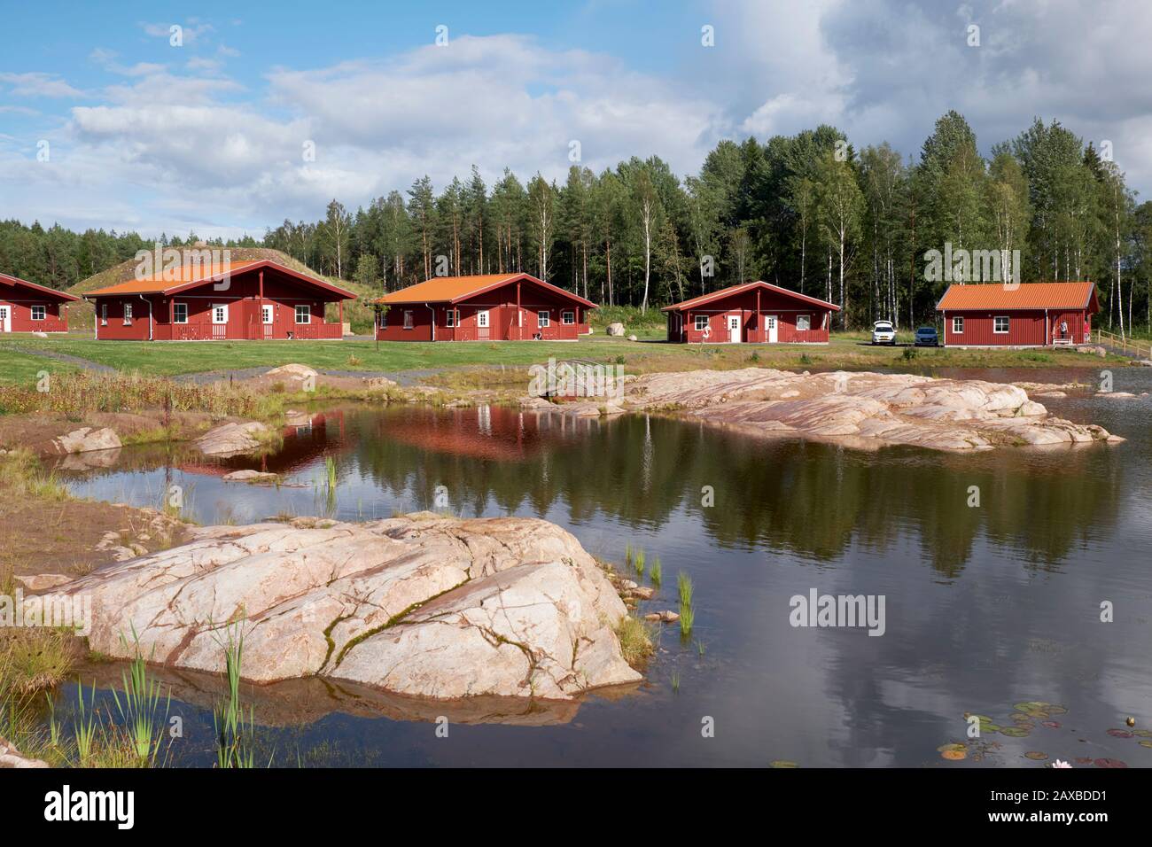 Rot lackierte Holz-Chalets am See in der Kosta Lodge Stockfoto