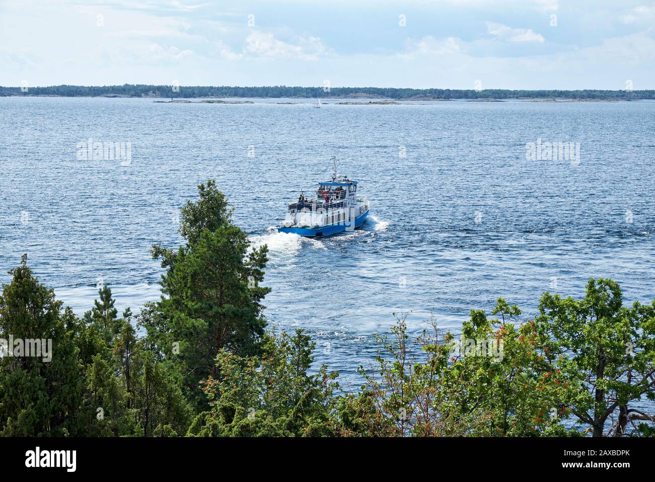 Ein blau-weißes schwedisches Fährschiff, das von der Insel Idö im Västervik-Archipel aus segelt Stockfoto