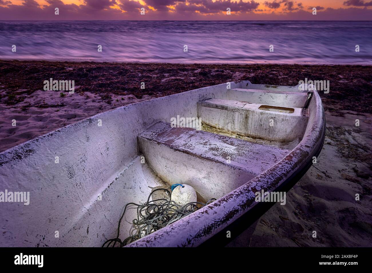 Altes Boot am Strand bei Sonnenaufgang, Grand Cayman Island Stockfoto