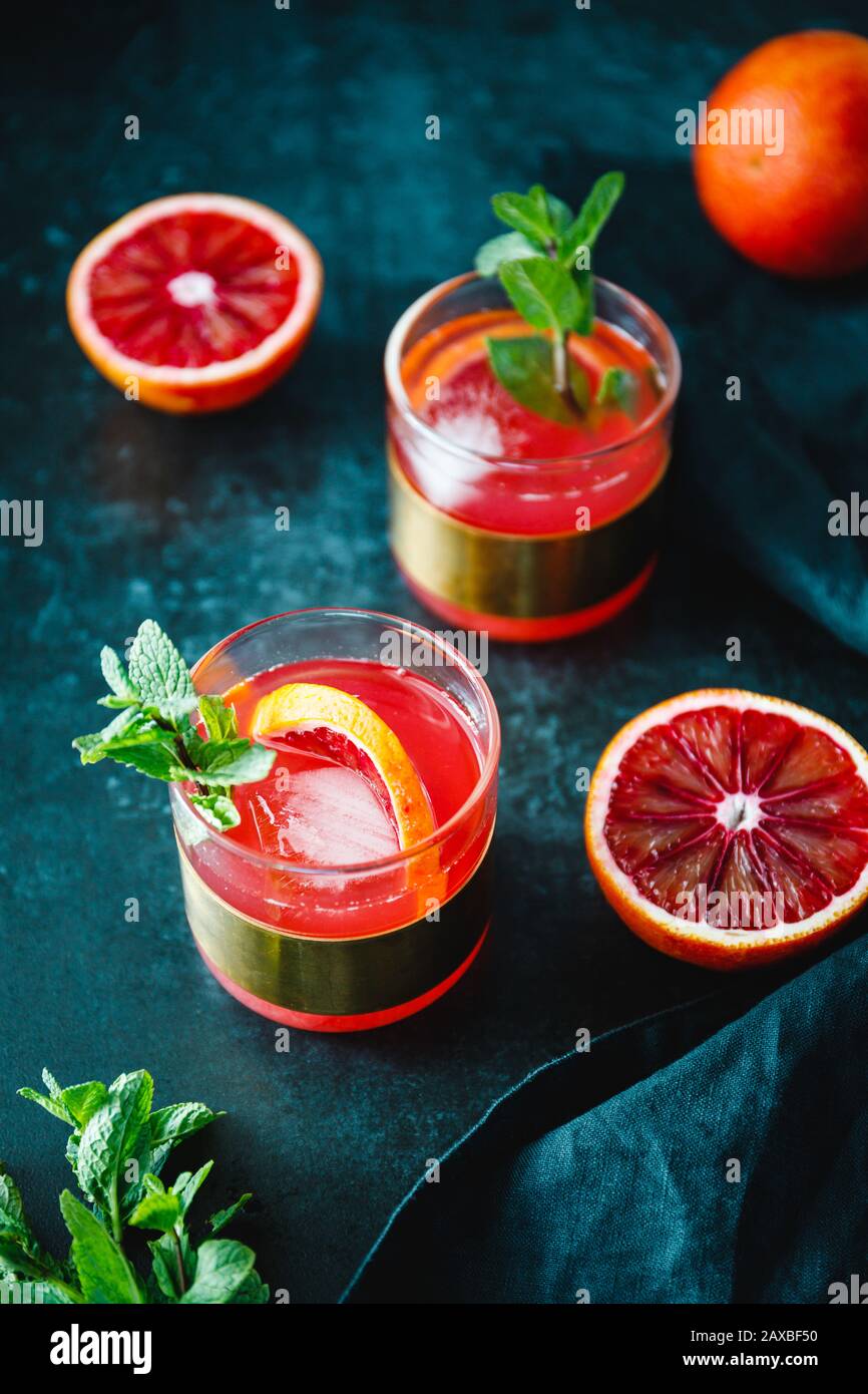 Erfrischender kalter Sommercocktail mit Blutorange und Minze. Stockfoto