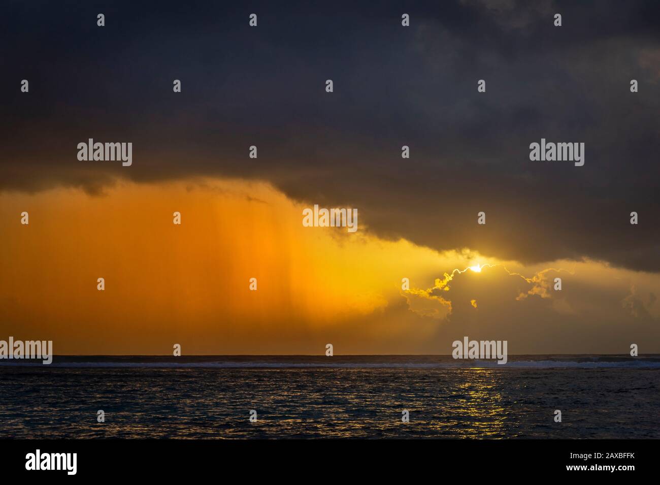 Regen und Wolken über dem Ozean, Grand Cayman Island Stockfoto
