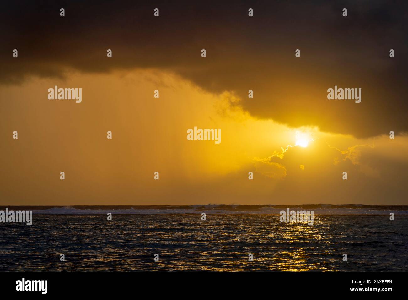Regen und Wolken über dem Ozean, Grand Cayman Island Stockfoto