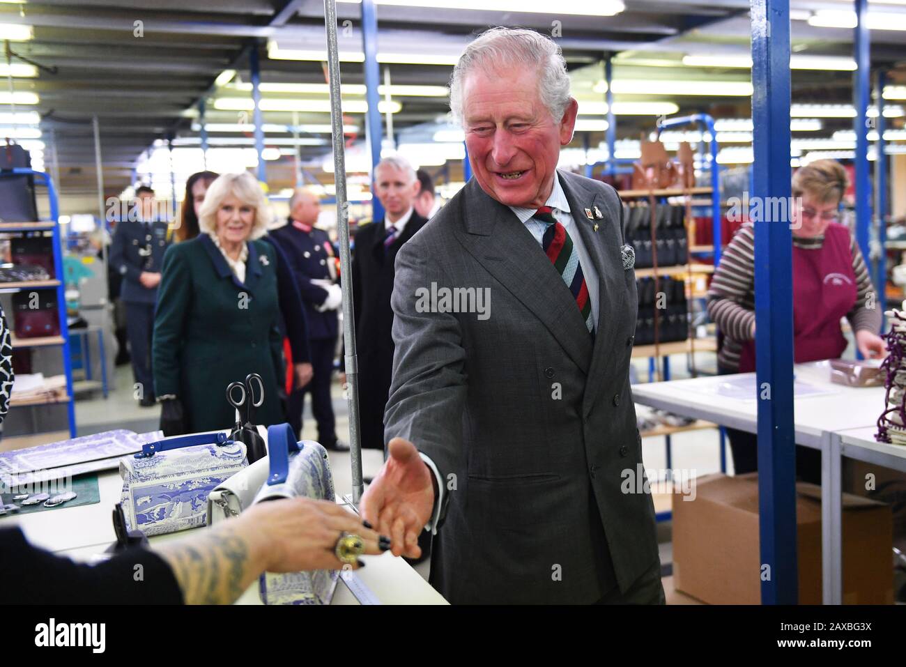 Der Prince of Wales trifft Mitarbeiter bei einem Besuch der Cambridge Satchel Company, Leicester. Stockfoto