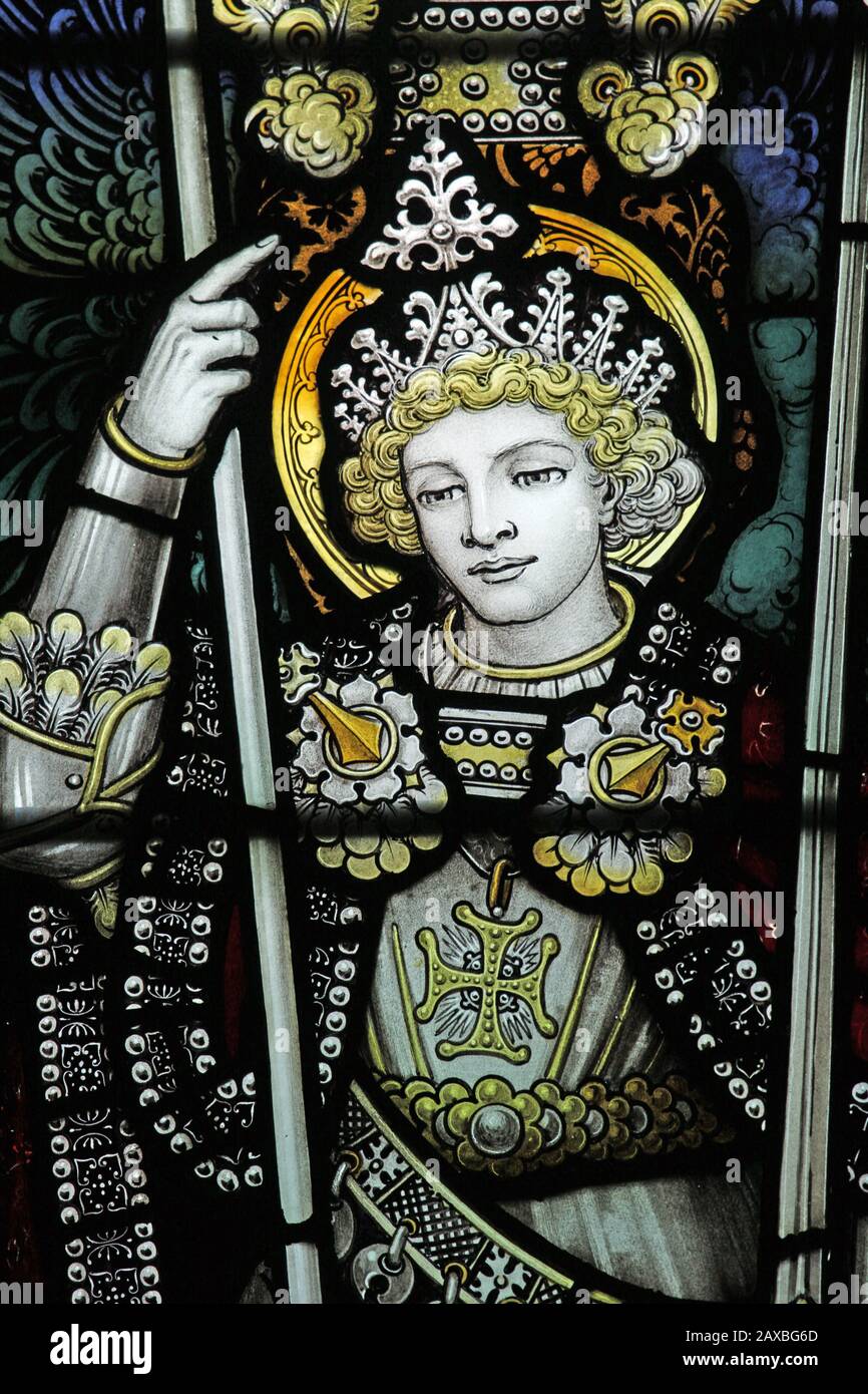 Ein Buntglasfenster von C E Kempe & Co. Ltd. Mit Darstellung des heiligen Erzengels Michael, Allerheiligenkirche, Braunston, Rutland Stockfoto