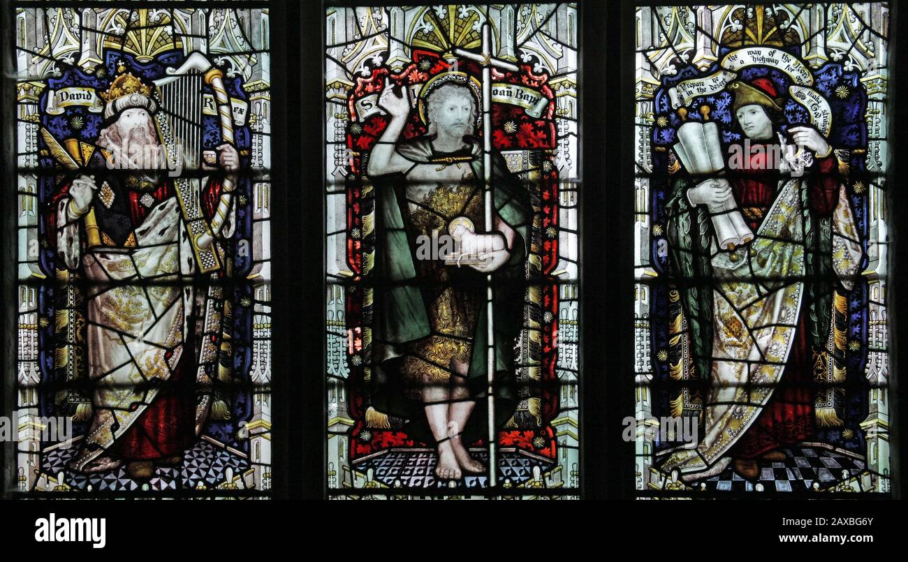 Ein Glasfenster von C E Kempe & Co. Mit Darstellungen von König David, Johannes dem Täufer und Habakkuk, St Editha's Church, Church Eaton, Staffordshire Stockfoto