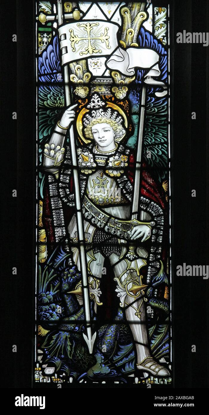 Ein Buntglasfenster von C E Kempe & Co. Ltd. Mit Darstellung des heiligen Erzengels Michael, Allerheiligenkirche, Braunston, Rutland Stockfoto