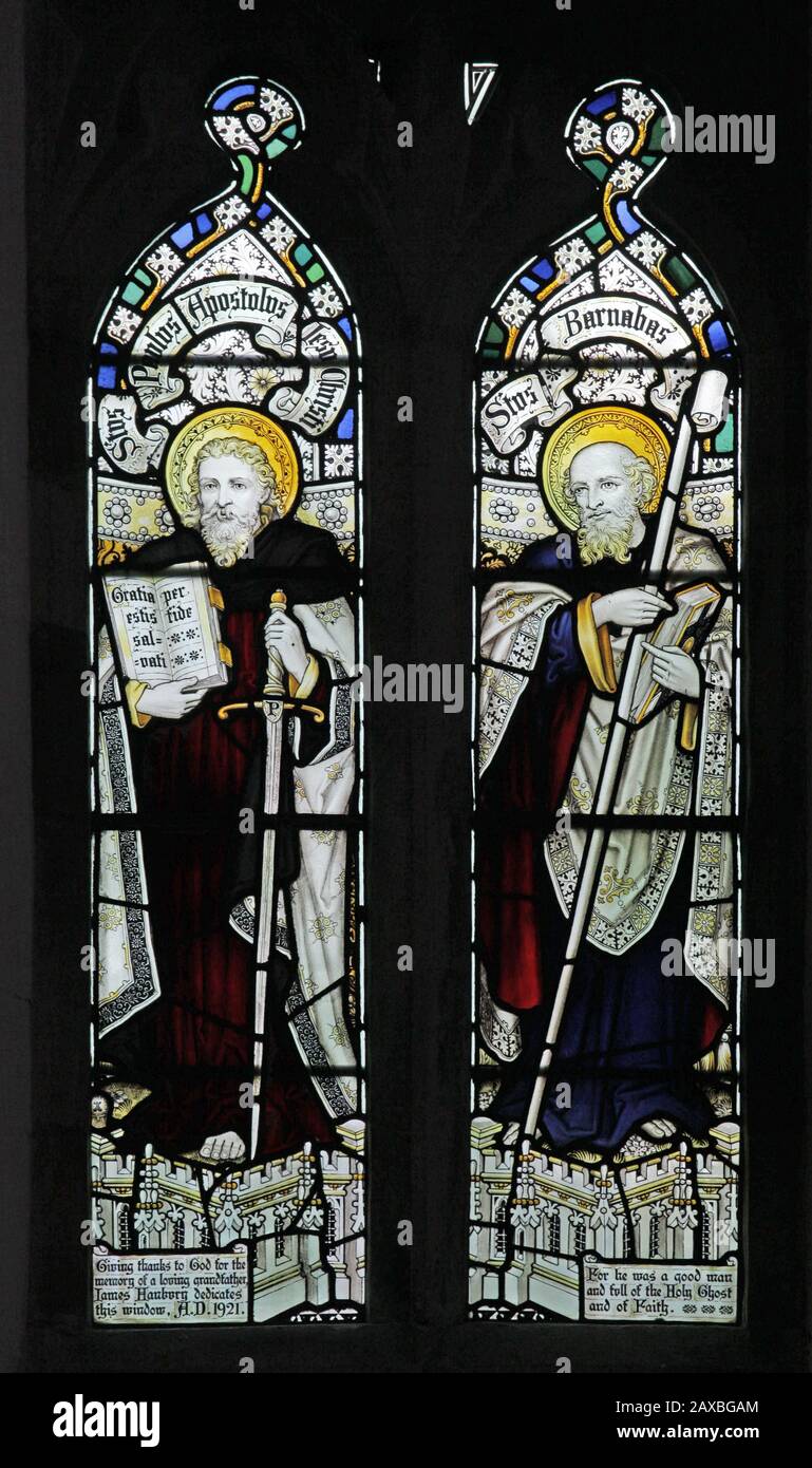 Ein Buntglasfenster bt C E Kempe & Co., das die Heiligen Paul und Barnabas, Allerheiligen Church, Braunston, Rutland darstellt Stockfoto