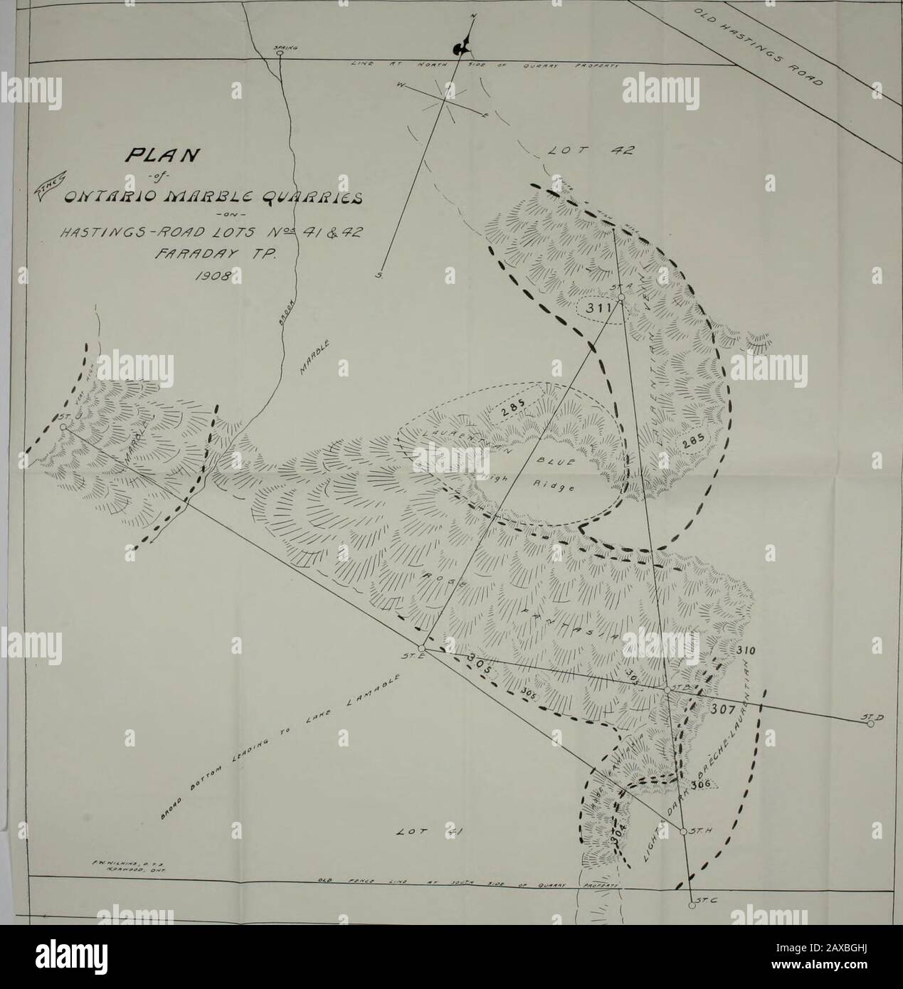..Bericht über das Gebäude und die Ziersteine Kanadas, Voli-V. Es eine Ablagerung von unliviown extent einer feinen blauen Sorte, die der Nr. 285 aus dem nördlichen workings ähnelt, ohne die feine weiße Schleie, die für Letzteres typisch ist. Die schönsten und heiklen Murmeln dieses Anwesens scheinen auf einem höheren Niveau zu sein und werden entlang der^ des Baches eines beachtlichen Hügels, der nördlich und südlich zur östlichen Grenze der Lose führt, ausgesetzt. Ohne rücksichtsvolles Abstreifen und eine längere Zeit für eine sorgfältige Untersuchung ist es unmöglich, den Bezug dieser Murmeln zu den bereits desciibetten zu diskutieren. Stockfoto