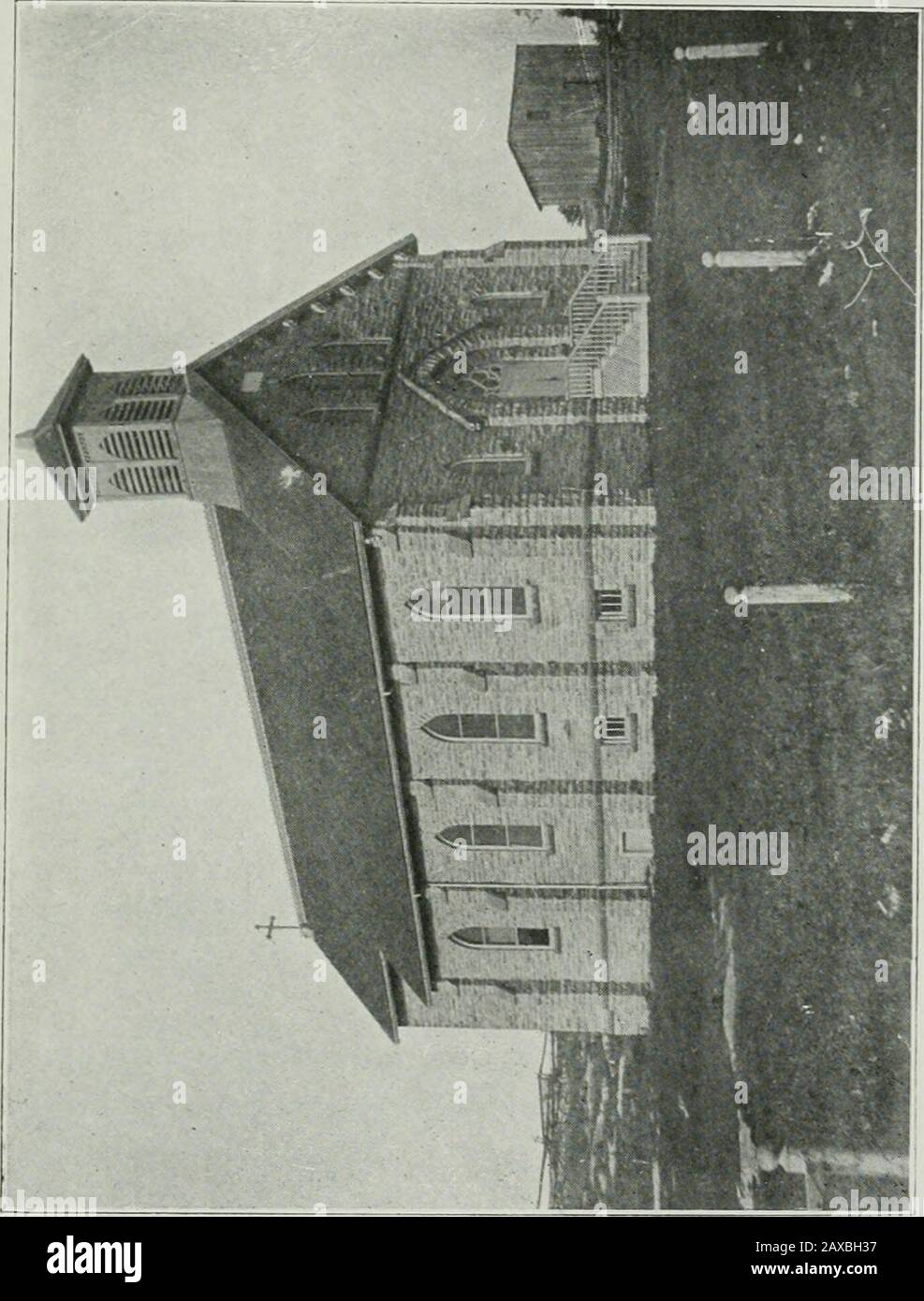 ..Bericht über das Gebäude und die Ziersteine Kanadas, Voli-V . 6. 321 Miller ^ gibt die folgende Analyse eines Exemplars aus Ellis Steinbruch, Onthe Bay of Quinte Railway, ein kurzes Stück südlich von Actinolith. Da dies (Luarry ist aller Wahrscheinlichkeit nach das zu prüfende, wird die Analyse hier gegeben - mit:- Unlöslichen Rückständen, Prozent 2-54 Ferronoxid und Aluminiumoxid, Prozent -34 Limes 53-64 Magnesia -99 Schwefeltrioxid -34 Kohlensäure 42-92 Alkalien -25 Nr. 196.-Diese Sorte hat eine einheitliche hellmeergrüne Koloui-. Die Körnung ist sehr viel feiner als die von Nr. 195 und sie scheint praktisch f zu sein Stockfoto