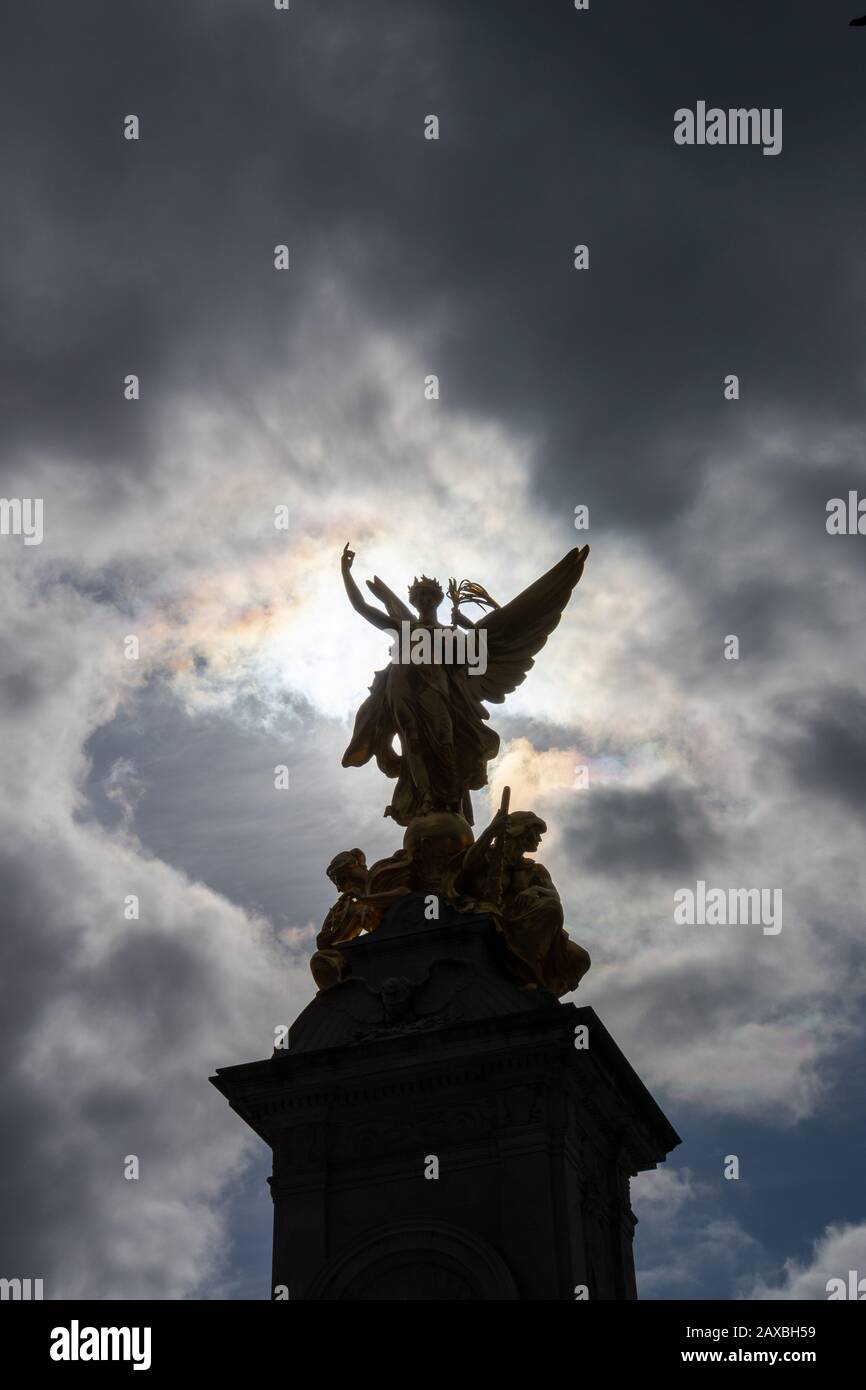Nike Goddess of Victory Statue auf dem Victoria Monument Memorial außerhalb des Buckingham Palace, London Stockfoto