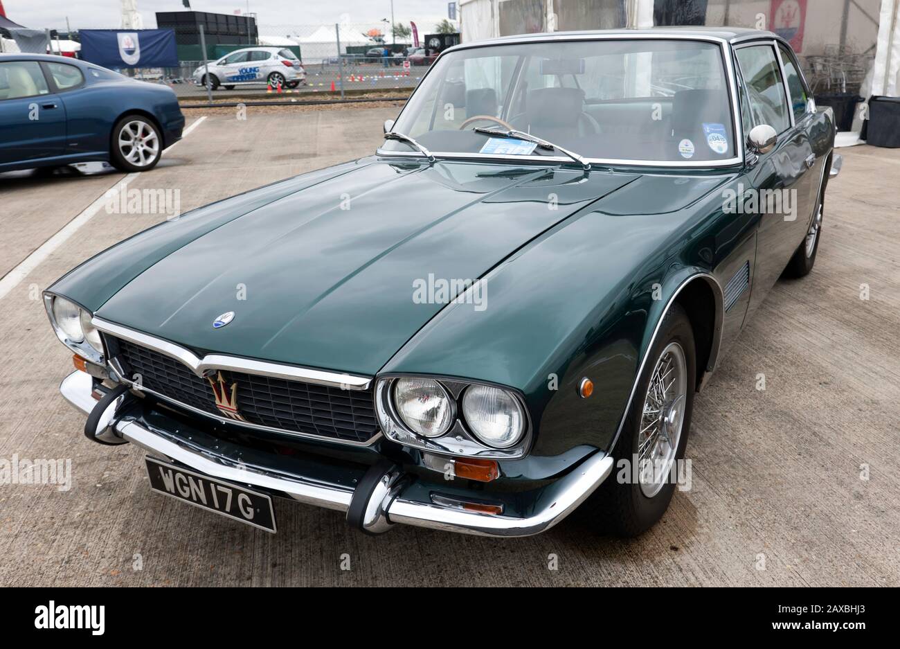 Dreiviertel Vorderansicht von A Green, 1968, Maserati Mexico, ausgestellt in der Maserati Club UK Zone des Silverstone Classic 2019 Stockfoto