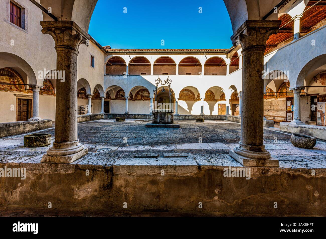 Italien Veneto Anzù - Feltre - Heiligtum von. St. Vittore und St. Corona - Cloister Stockfoto