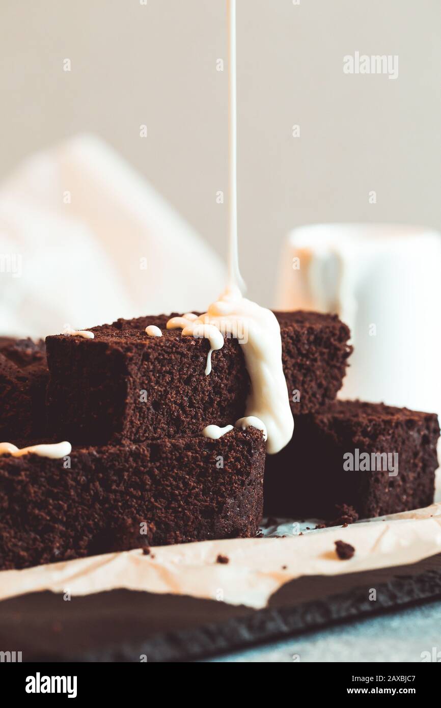 Hausgemachte dunkle Schokoladenfuge Brownies Kuchen. Schokoladenbrownie mit geschmolzenem weißem Schokoladenfudge Stockfoto