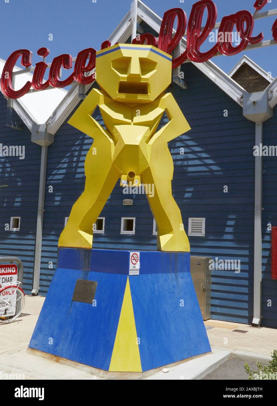 Metallskulptur außerhalb Cicerellos Fish and Chip Bar Fremantle Perth Western Australia Stockfoto