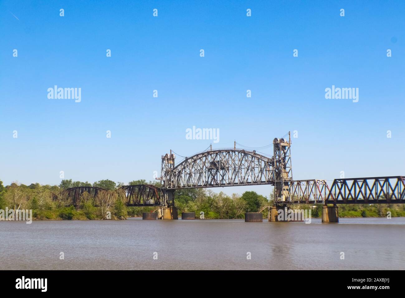 Hochbahn durch die Brücke über den Arkansas River auf der Arkansas & Missouri Railroad zwischen Fort Smith und Van Buren in Van Buren Arkansas Stockfoto