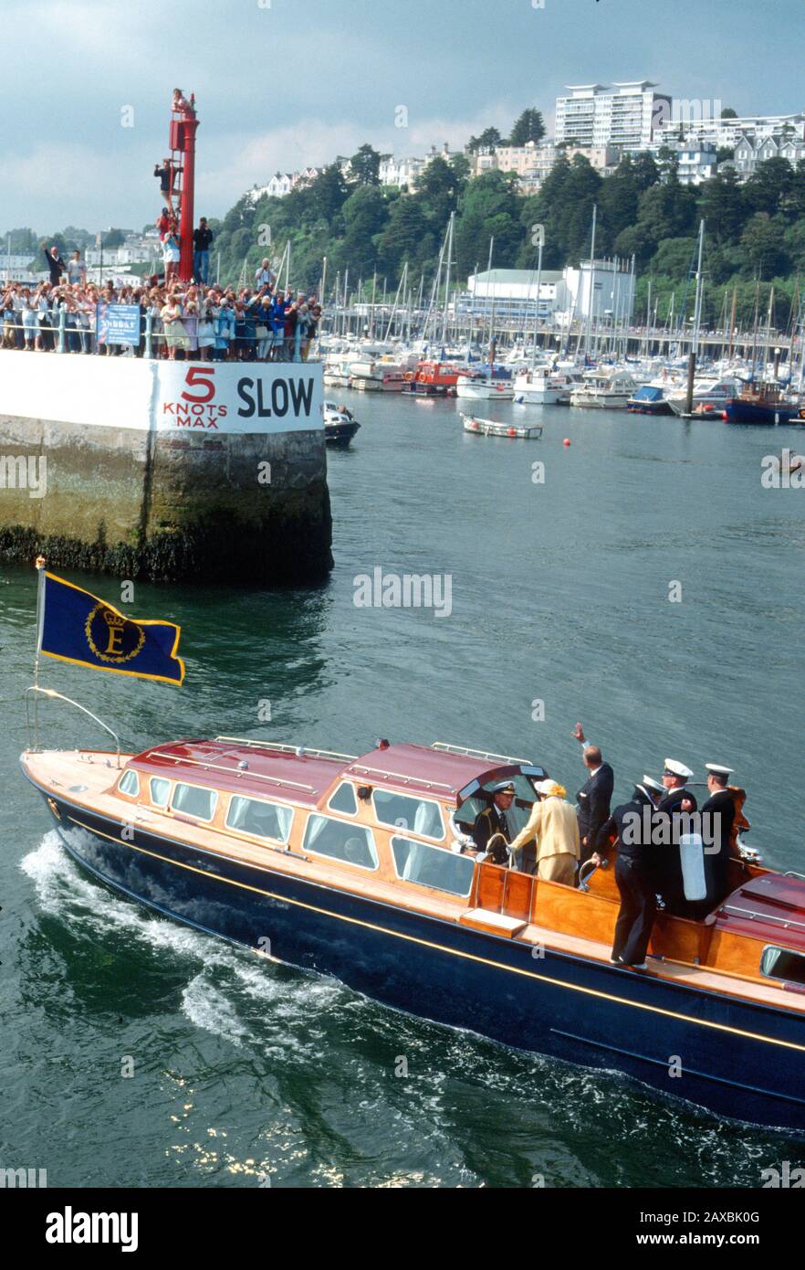 HM Queen Elizabeth II und HRH Prince Philip besuchen Torquay Harbour an Bord eines Starts von HMY Britannia, England Juli 1988 Stockfoto
