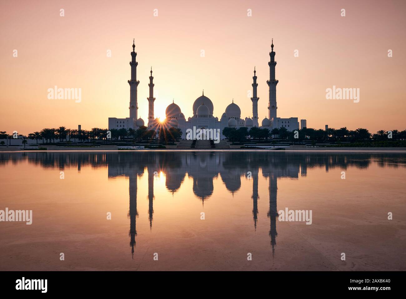 Abu Dhabi bei goldenem Sonnenuntergang. Außenansicht auf Moschee. Vereinigte Arabische Emirate. Stockfoto