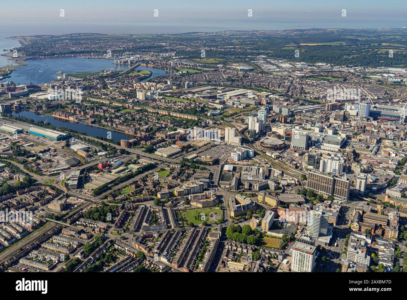Aus der Vogelperspektive über das Stadtzentrum von Cardiff, die Hauptstadt von Wales Stockfoto