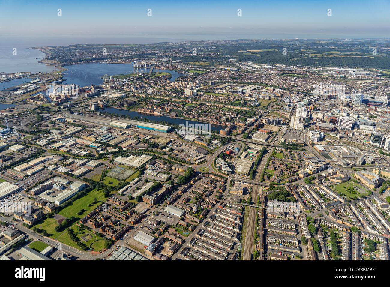 Aus der Vogelperspektive über das Stadtzentrum von Cardiff, die Hauptstadt von Wales Stockfoto