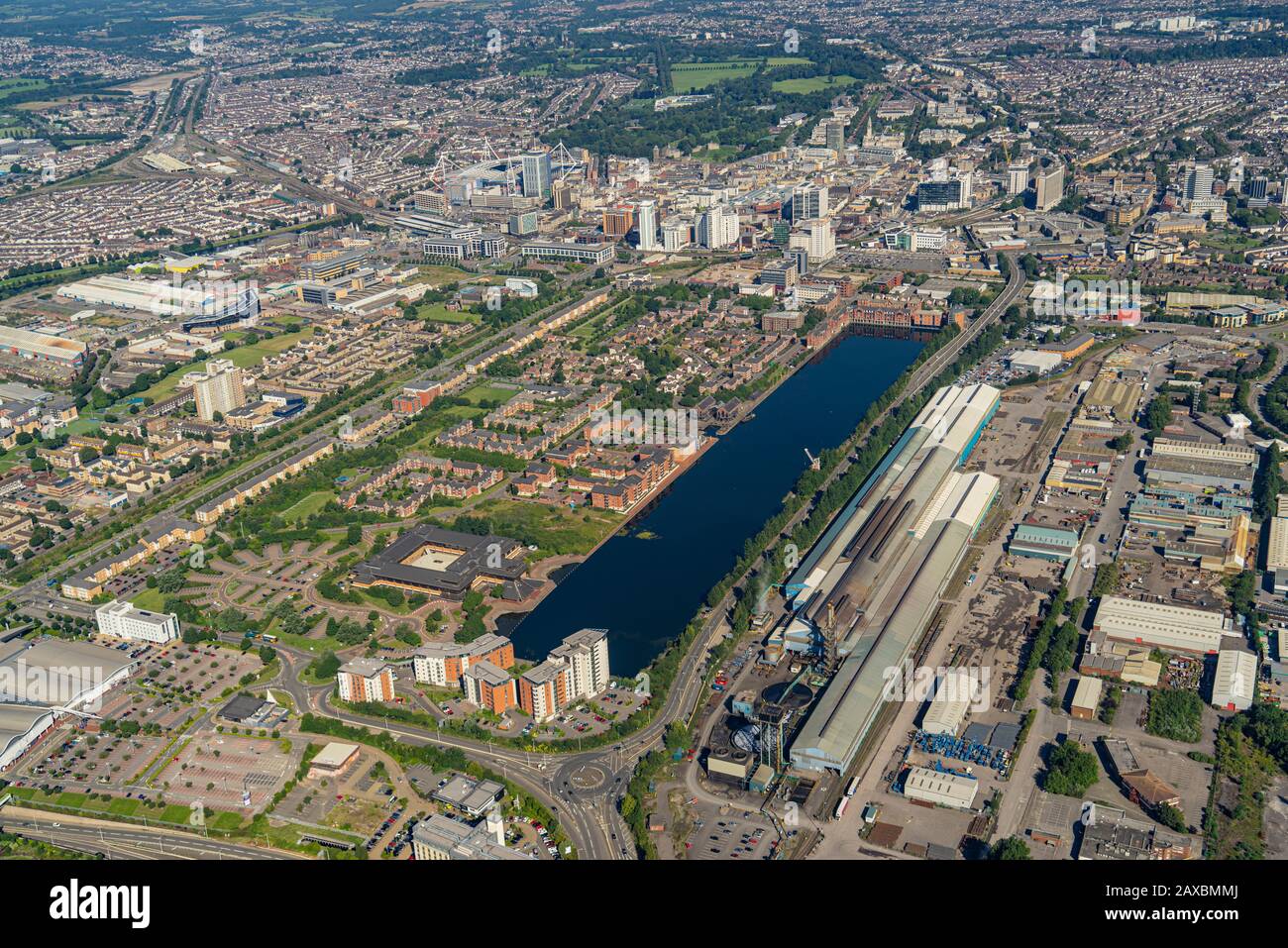 Aus der Vogelperspektive über das Stadtzentrum von Cardiff, die Hauptstadt von Wales Stockfoto