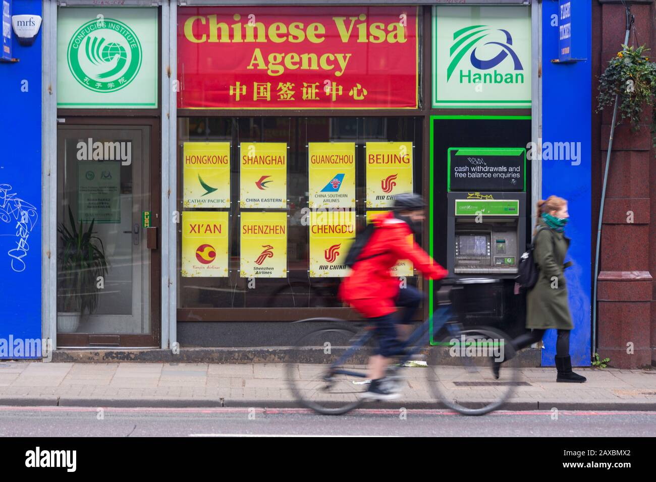 London, Großbritannien. Februar 2020. Fußgänger gehen an einer chinesischen Visa-Agentur in London vorbei. Das britische Foreign and Commonwealth Office (FCO) rät aufgrund des anhaltenden neuartigen Coronavirus-Ausbruchs von allen Reisen in die Provinz Hubei ab. Die FCO rät von allen, aber wesentlichen Reisen ins übrige Festlandchina (ohne Hongkong und Macao) ab. Kredit: Thamesfleet/Alamy Live News Stockfoto