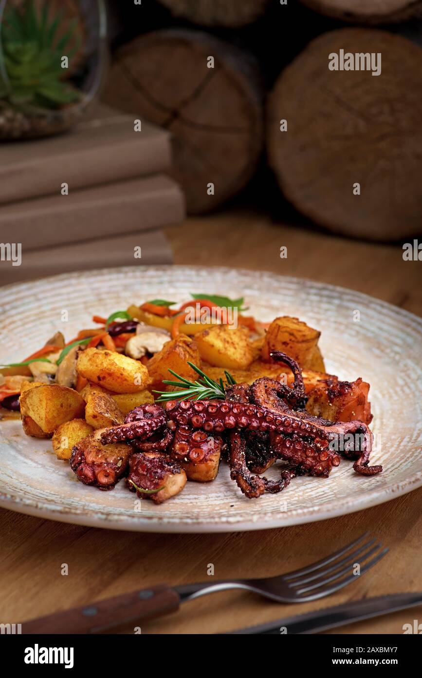 Gegrillter Tintenfisch mit kleinen Kartoffeln mit Kräutern und Gewürzen, Vorspeise Stockfoto