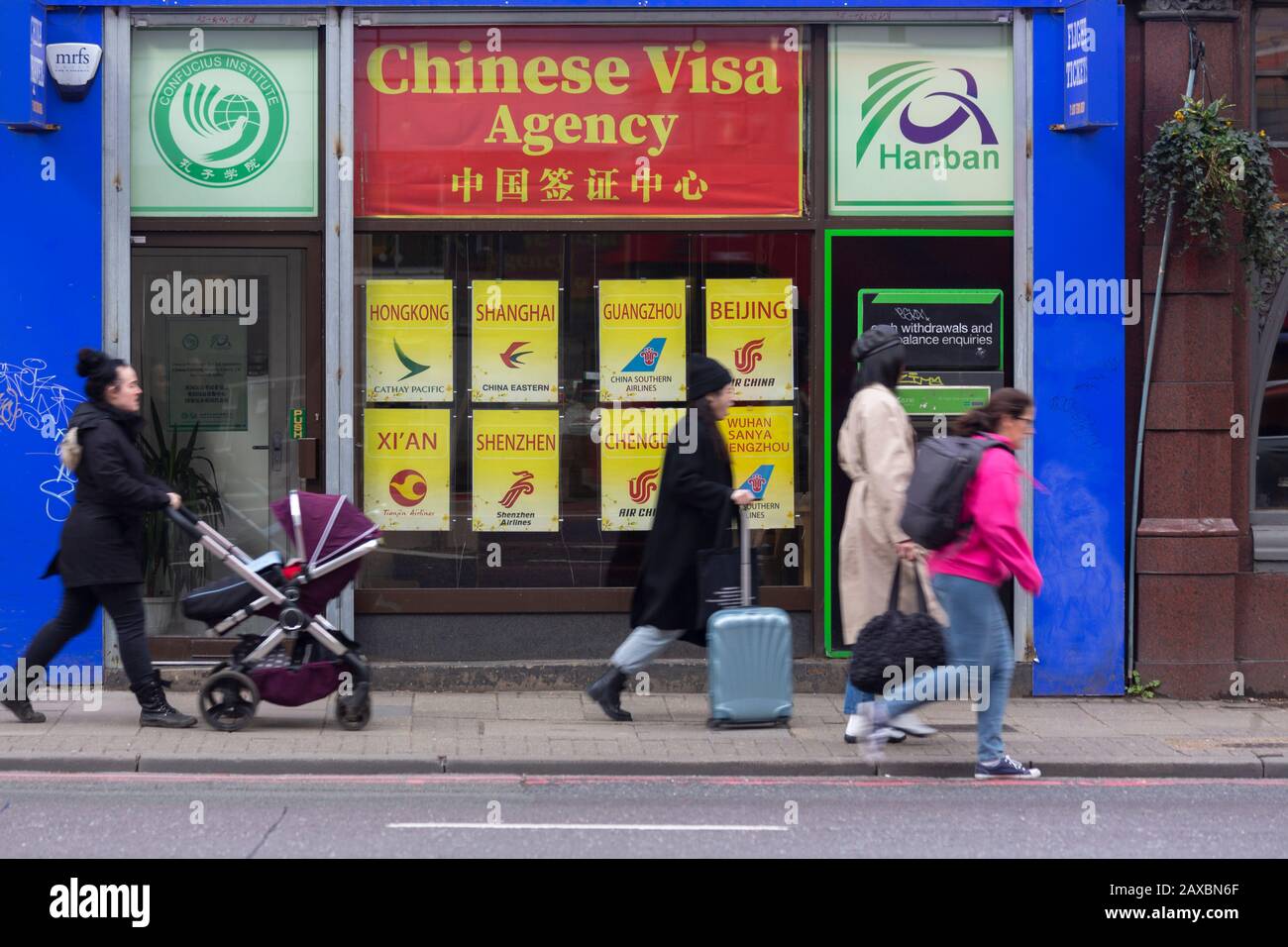 London, Großbritannien. Februar 2020. Fußgänger gehen an einer chinesischen Visa-Agentur in London vorbei. Das britische Foreign and Commonwealth Office (FCO) rät aufgrund des anhaltenden neuartigen Coronavirus-Ausbruchs von allen Reisen in die Provinz Hubei ab. Die FCO rät von allen, aber wesentlichen Reisen ins übrige Festlandchina (ohne Hongkong und Macao) ab. Kredit: Thamesfleet/Alamy Live News Stockfoto