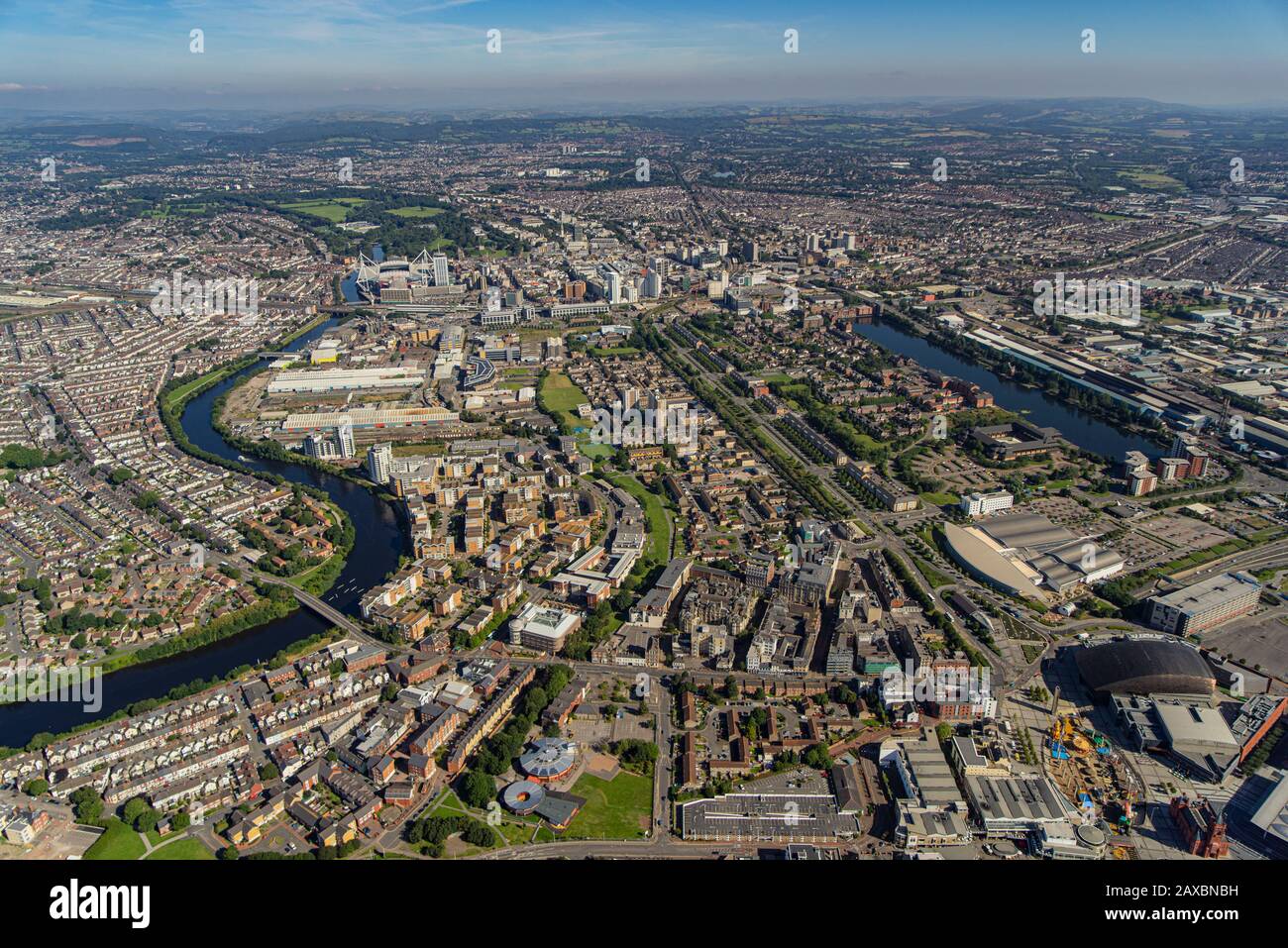 Aus der Vogelperspektive über das Stadtzentrum von Cardiff, die Hauptstadt von Wales Stockfoto